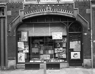 815821 Gezicht op de winkelpui van antiquariaat Lapoutre (Schoutenstraat 5) te Utrecht.